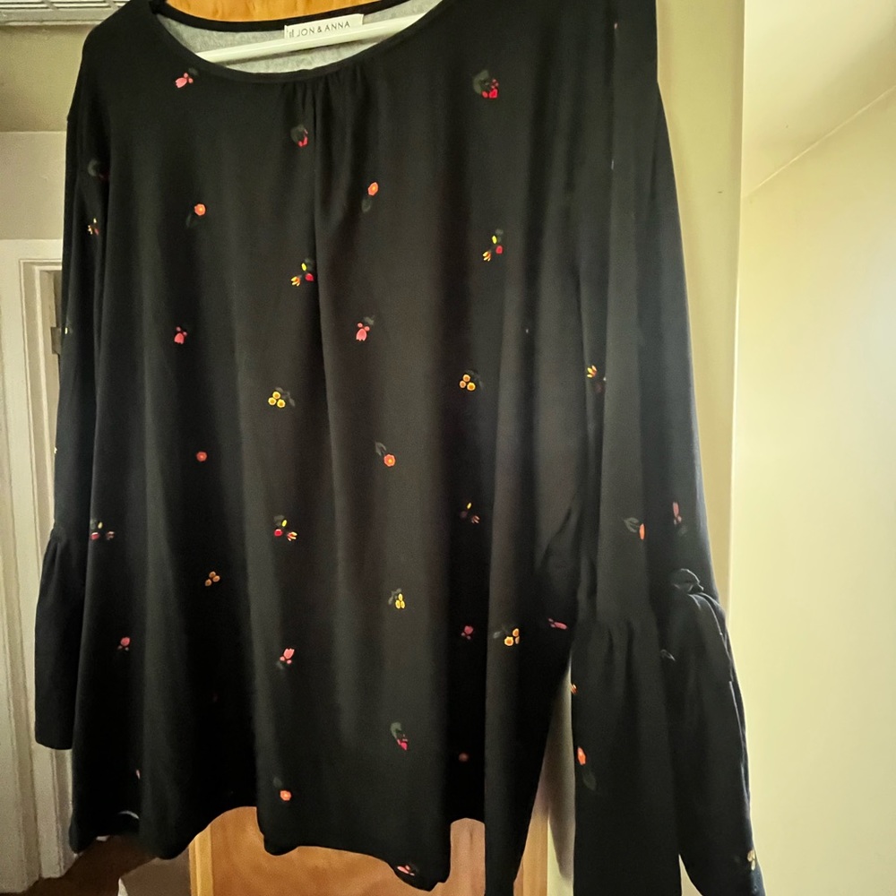 Black floral long sleeve top size 3x never worn no tags.